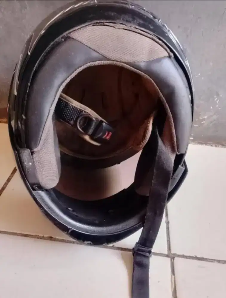 Helm pria dewasa