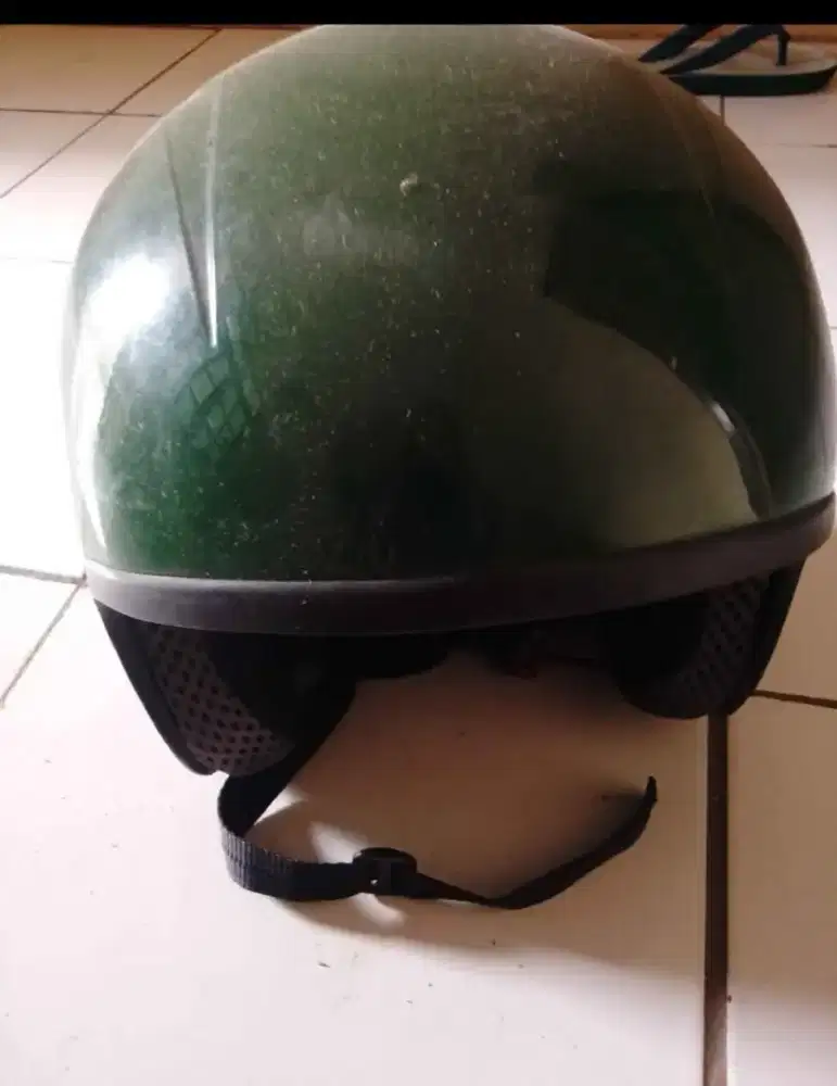 Helm hijau pria