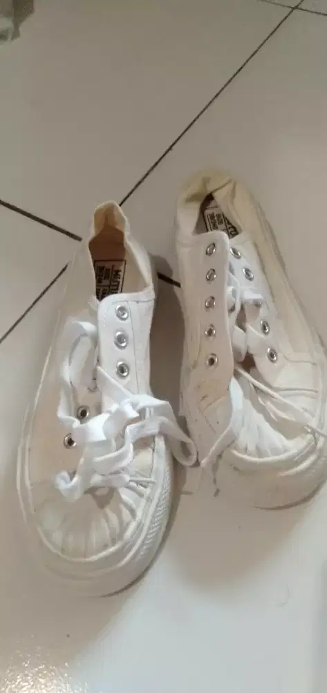 Sepatu casual putih