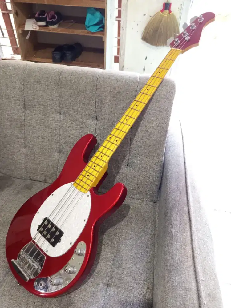 Jual bass gitar listrik.