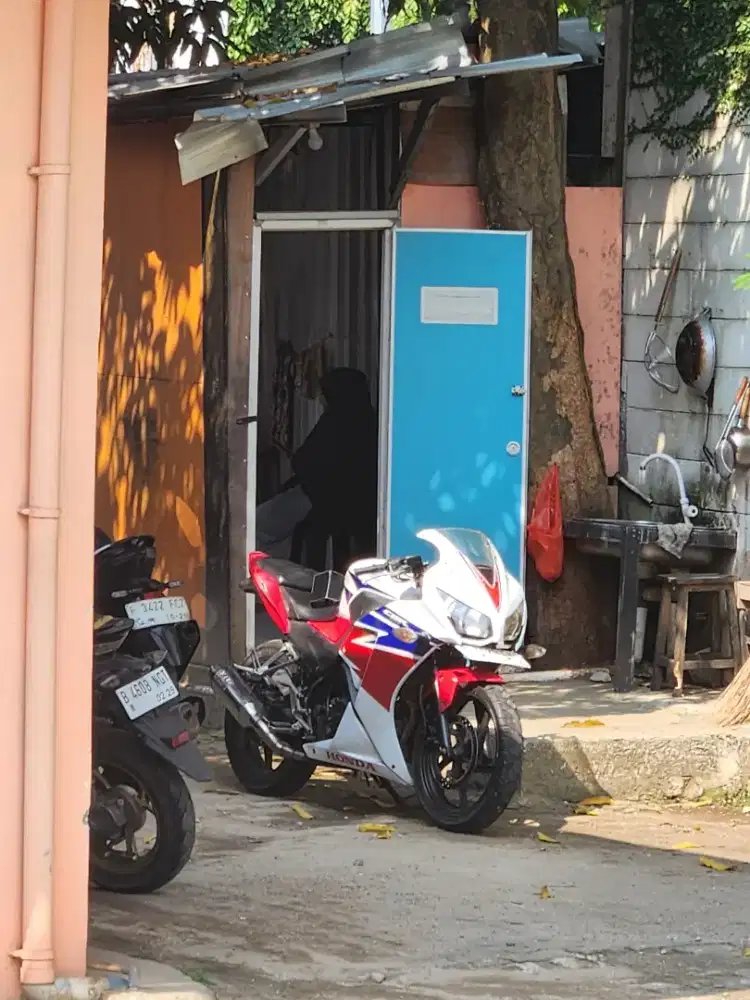 CBR 150r 2015 red white blue (rwb)