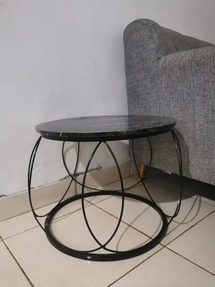 Meja bulat hitam