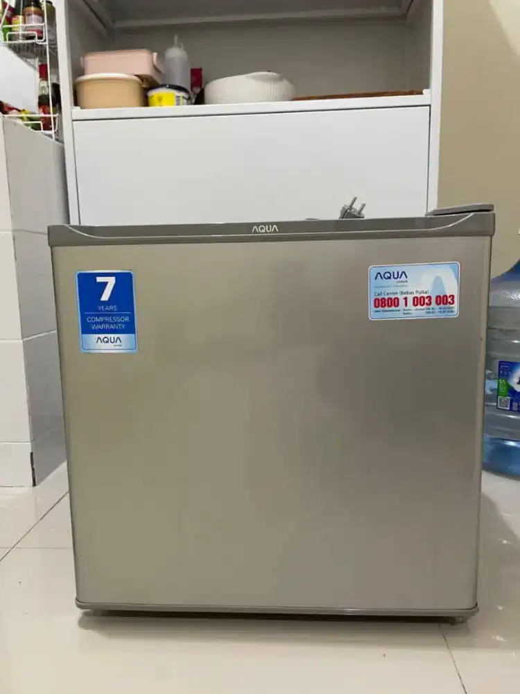 Kulkas mini portable AQUA AQR D50F