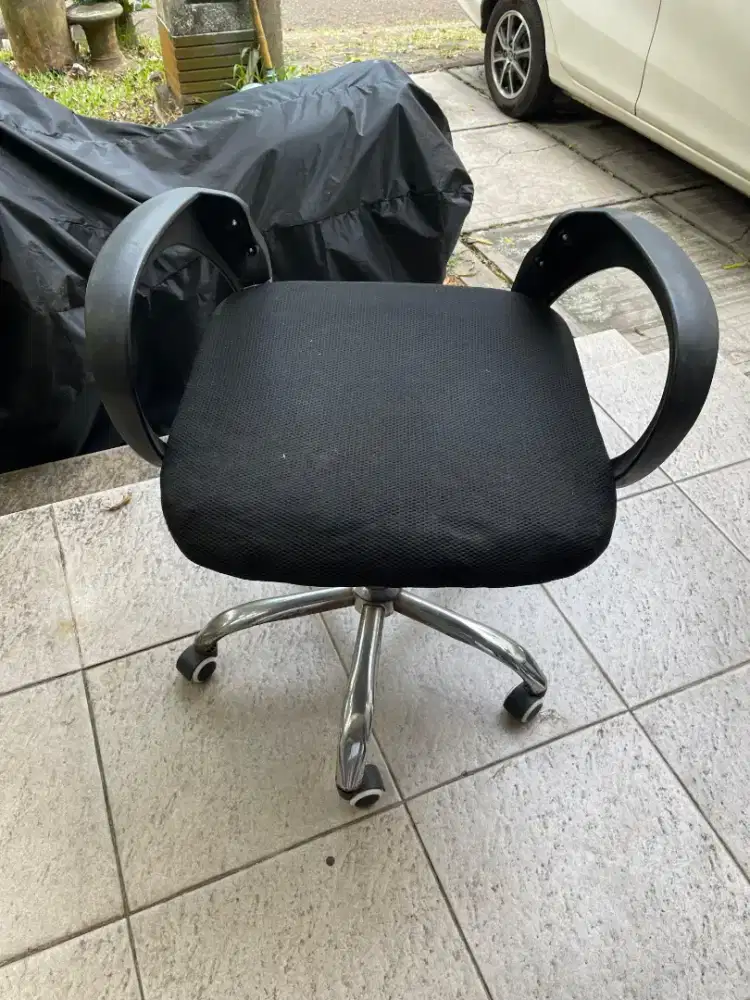 Kursi tanpa sandaran hitam