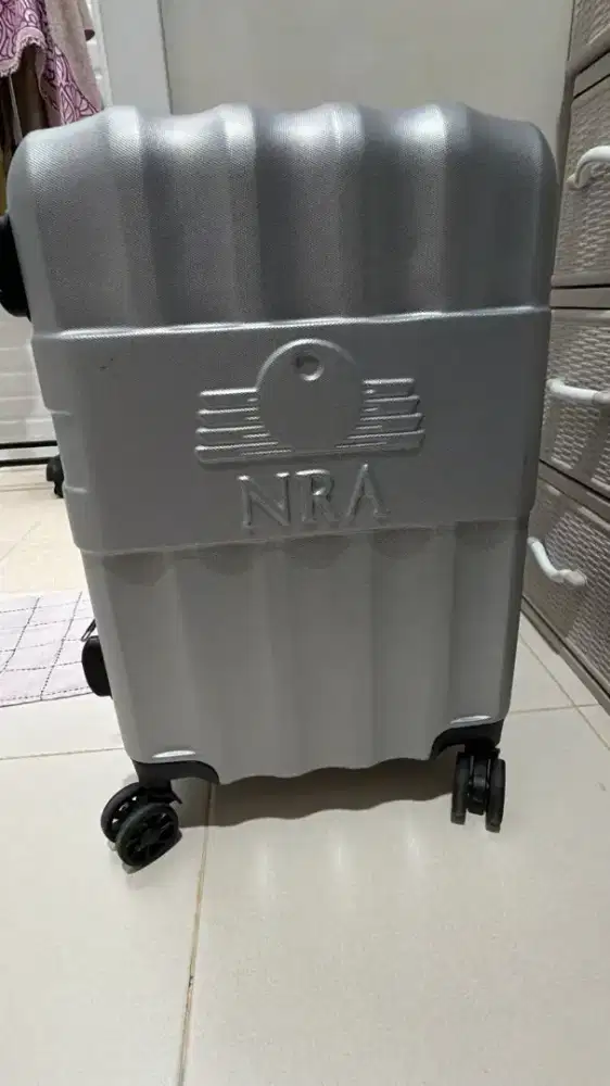 Di jual Koper cabin kondisi bagus siap pakai warna Silver size 20 In