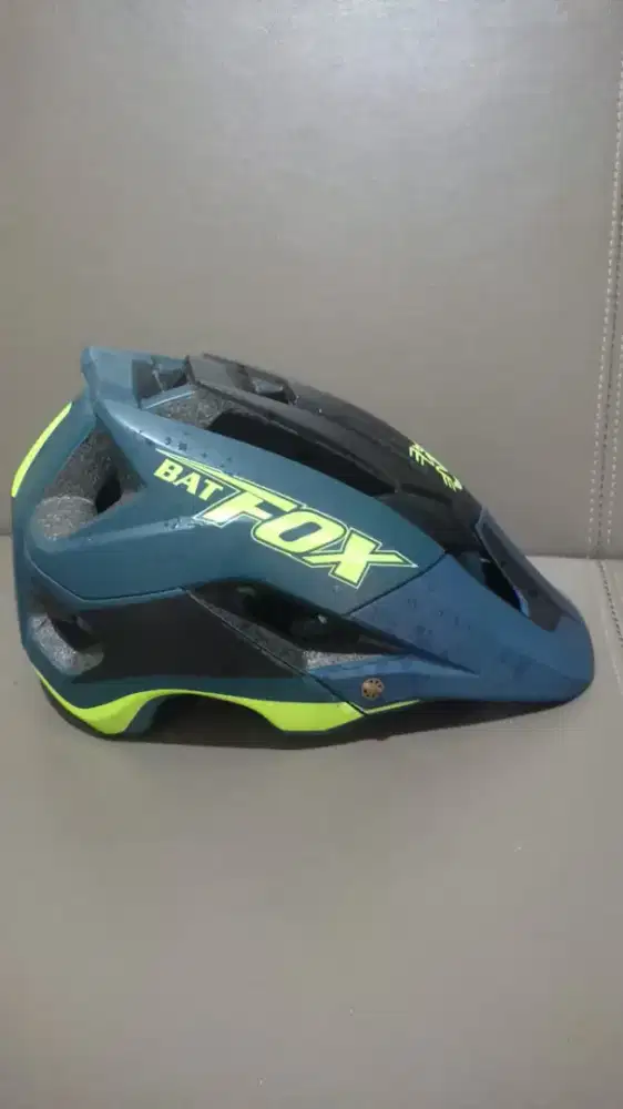 Helm sepeda second Bat fox