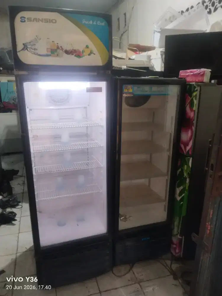 Di jual cepat showcase merk sansio 300L