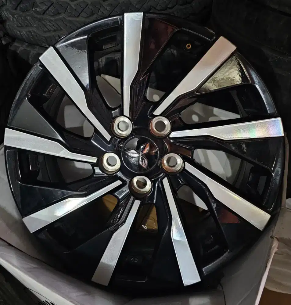 Velg OEM New Expander R 17 (2026) Kondisi Bagus. Velg only 4pcs