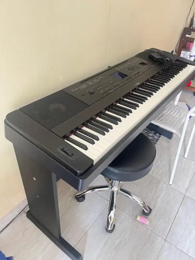 Yamaha Digital Piano
DGX 660 (Hitam)