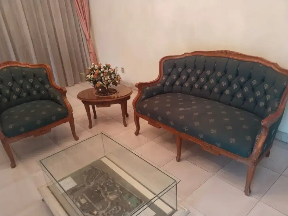Kursi jati 2+1, termasuk meja bulat gaya vintage