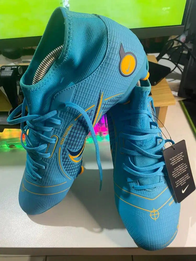 Sepatu bola Adidas dan Nike