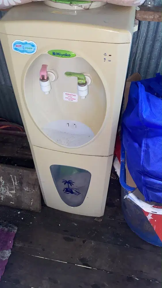 Dispenser air panas