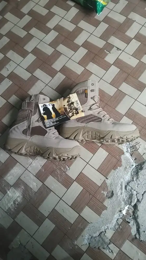 sepatu delta coklat