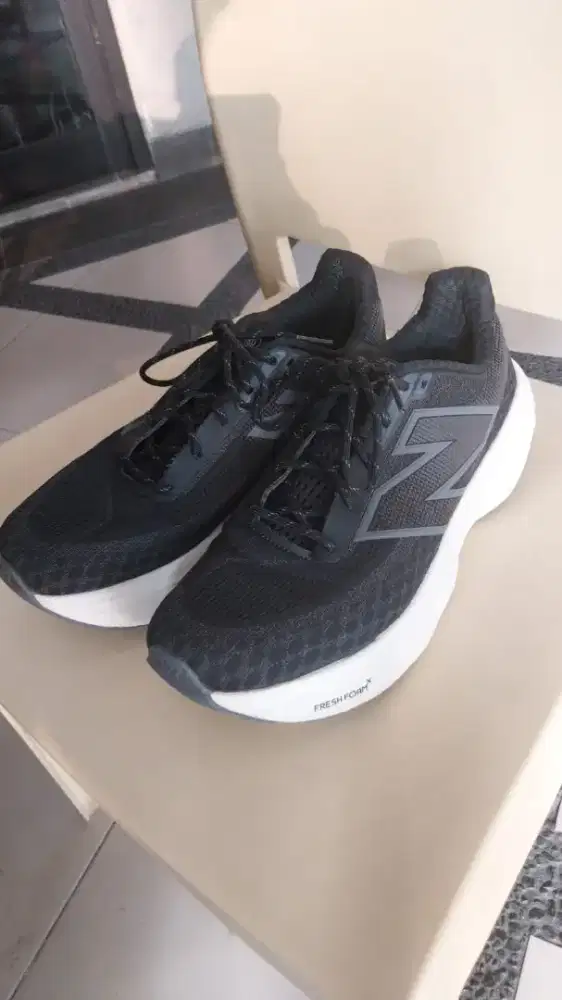 New Balance fresh foam X 1080 V14 hitam putih - Size 45 (Original)