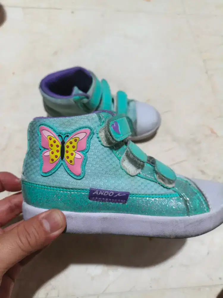Sepatu anak Ando kupu-kupu
