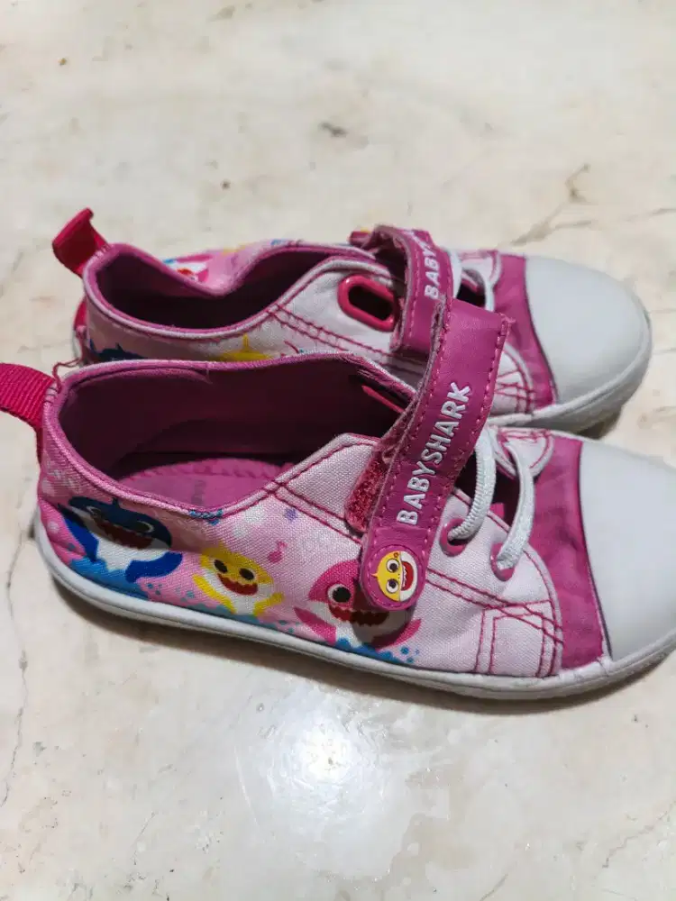 Sepatu anak perempuan baby shark