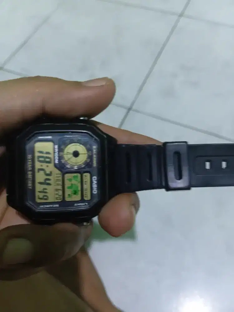 Casio AE-1200WH-1BVDF dengan tali karet hitam dan layar