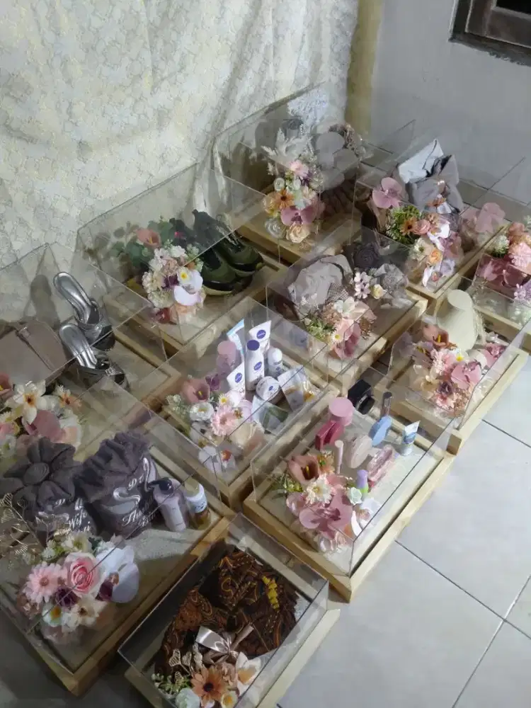 Box seserahan set lengkap isi 11 kotak, akrilik premium, tatakan kayu