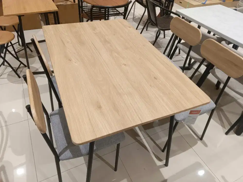 Meja makan Premium Favorit Keluarga merk LIBERTY (1 Meja + 4 Kursi )