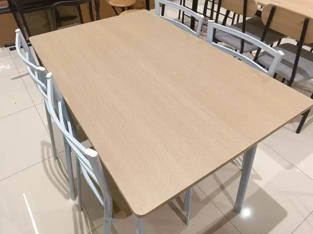 Meja makan Premium Favorit Keluarga merk HARRIS 1 Set (meja + 4 kursi)