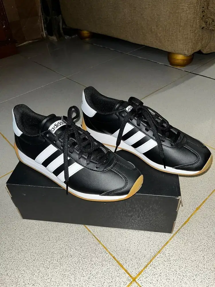 Dijual Adidas Runvista uk 42. Dijual karena kebesaran.
