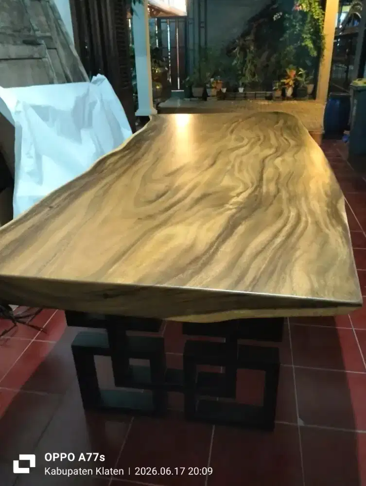 Meja Kayu Trembesi Estetik