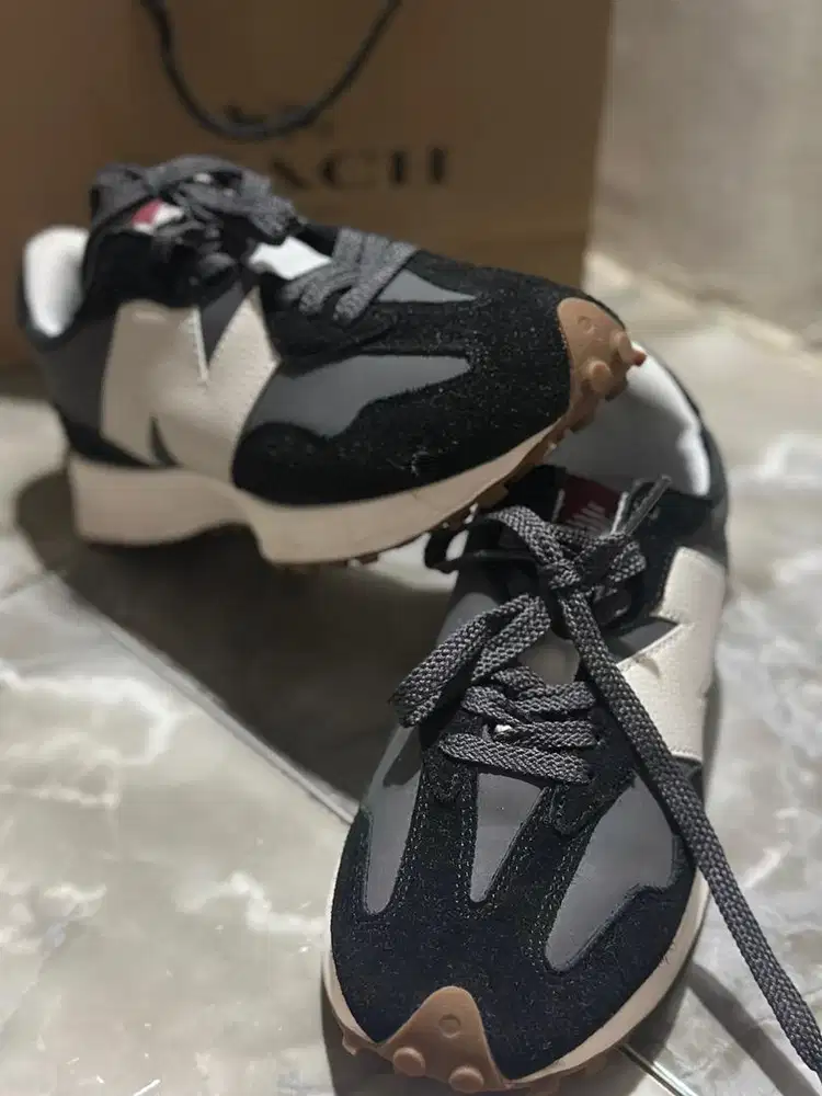 Sepatu olahraga new balance