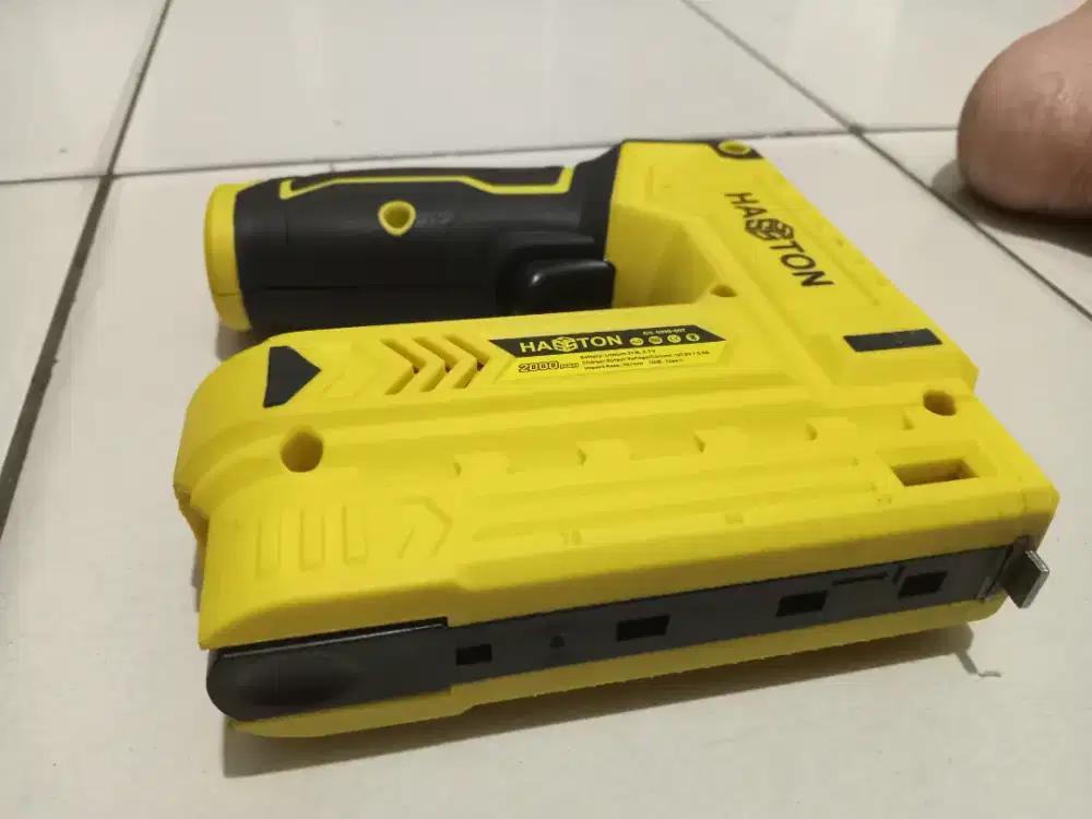 Staples tembak otomatis