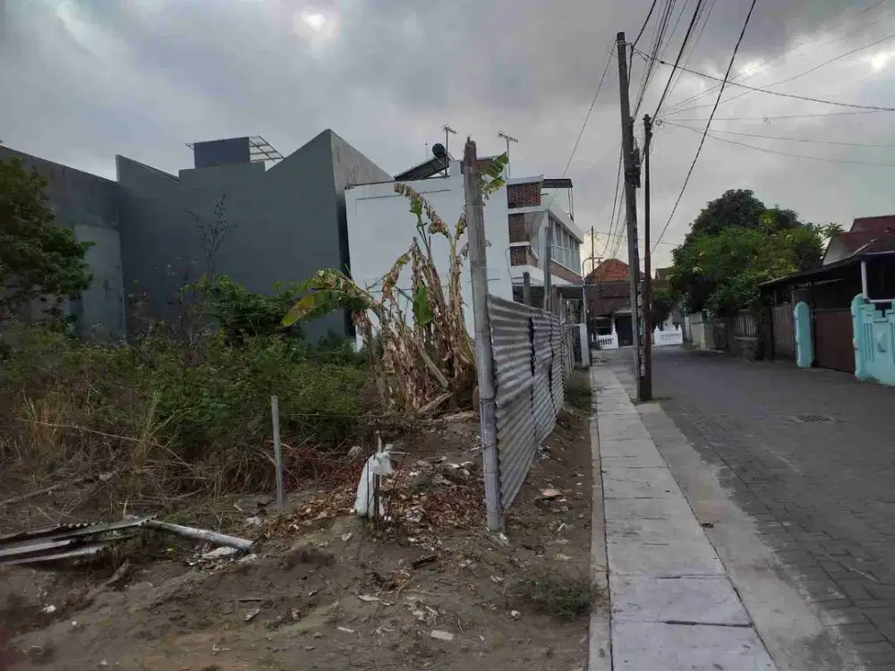Dijual tanah pekarangan di lingkungan kamus cocok utk kos2an.