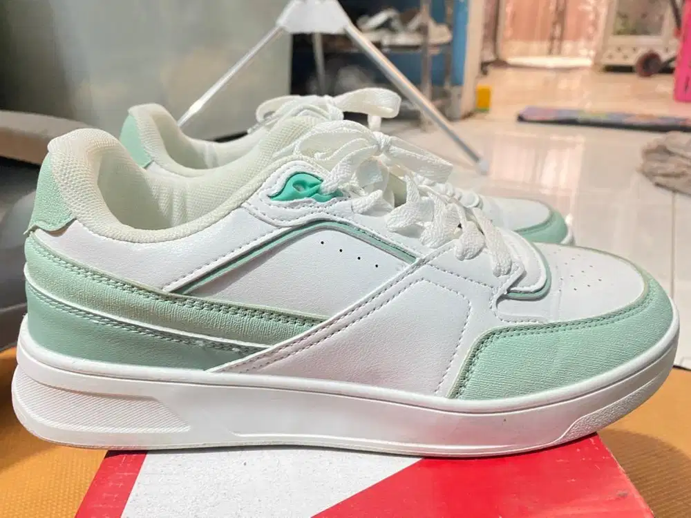 Sepatu sneaker cew/cow