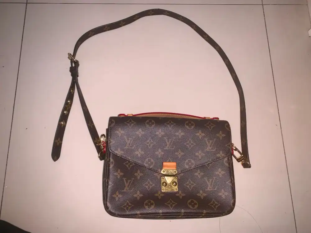 LV Pochette metis