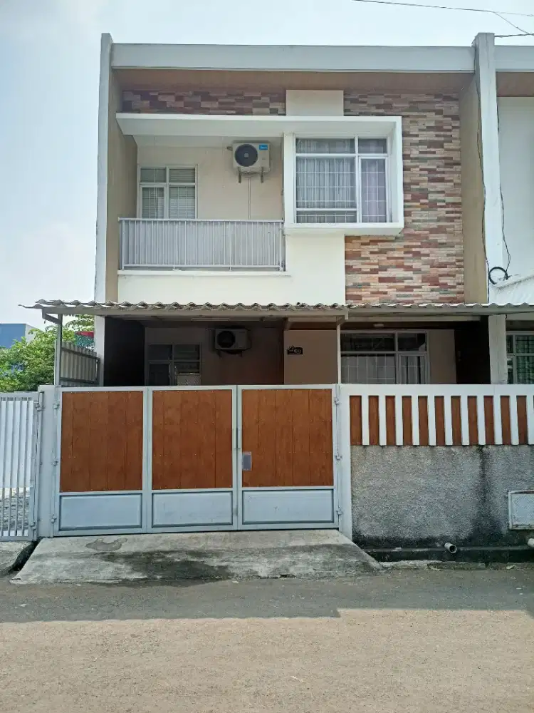 Rumah 2LT 3KM 2KT di area komplek one gate