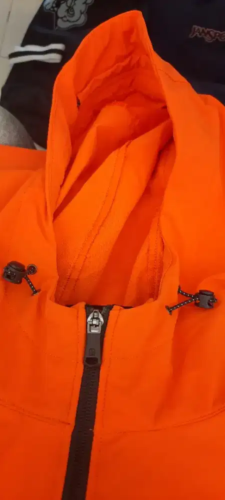Jaket Consina. Kondisi 90% baik. Tidak ada noda atau cacat.