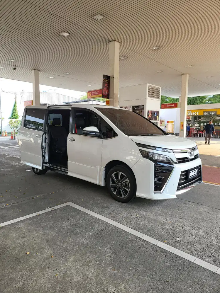 [ DP 8 Juta ] LOW KM! Toyota VOXY 2.0 AT 2020