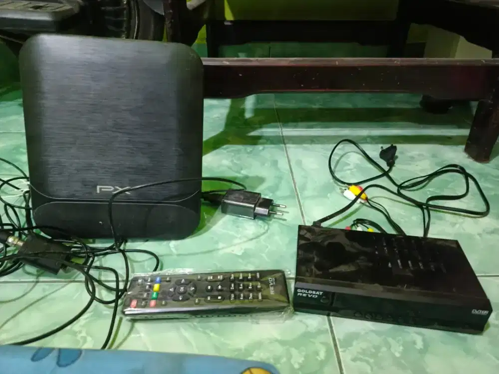 Satu Set Antena merk PX + STB merk Goldsat Revo