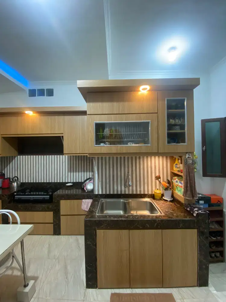 Menerima pesan  kitchen set
