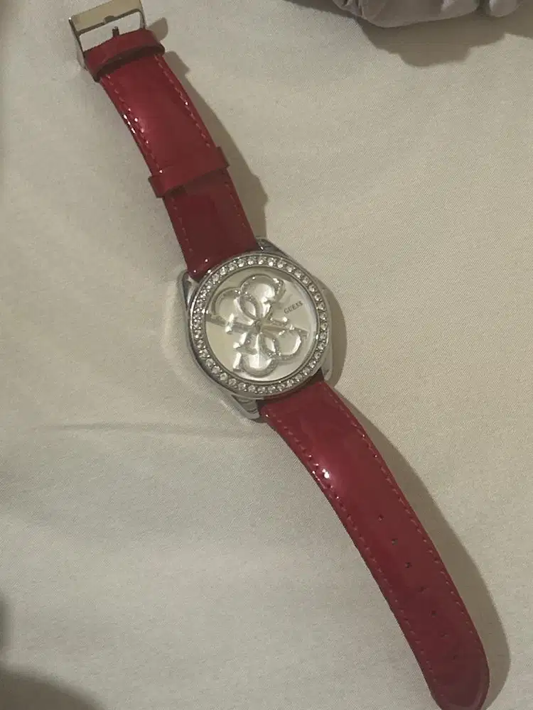 Jam Guess wanita