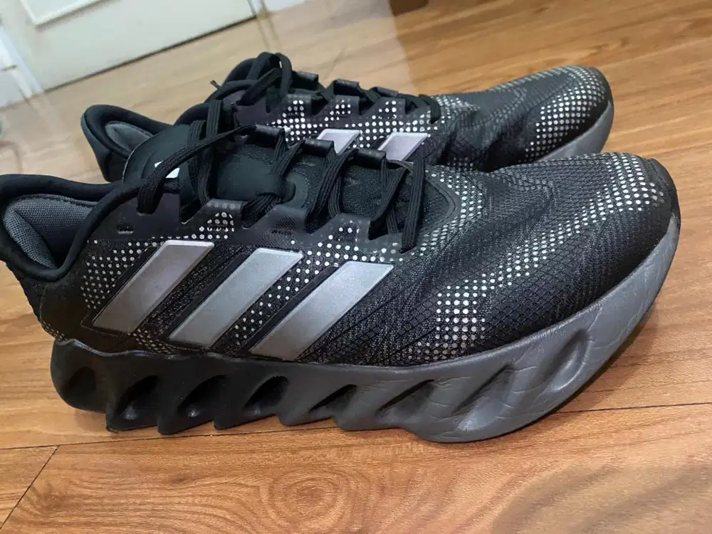 DIJUAL SEPATU RUNNING ADIDAS SWITCH 2 M, NO 43,5