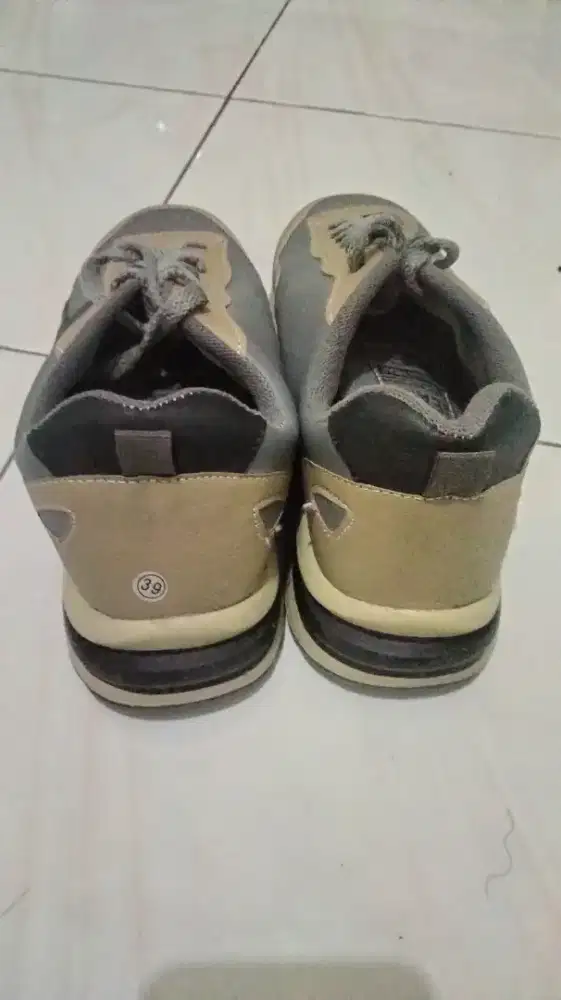 Sepatu merek jeans size 39