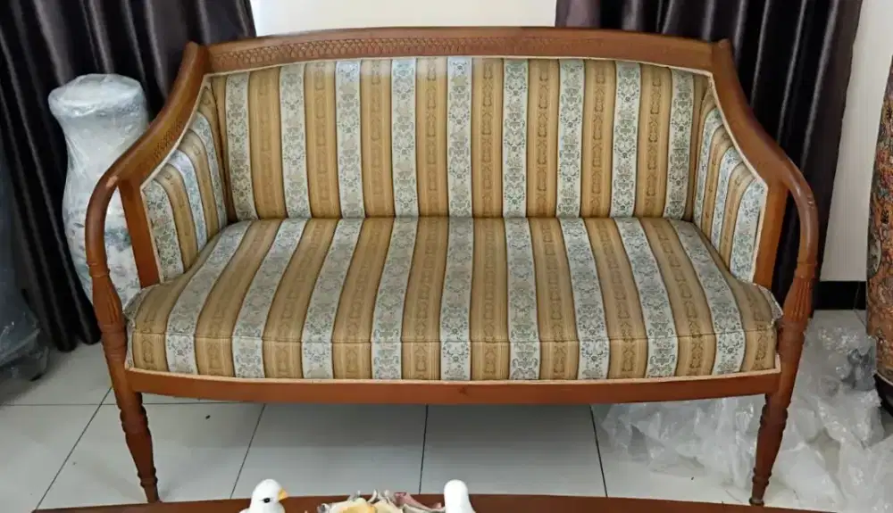 Set of kursi tamu