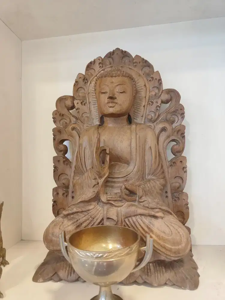 Ukiran kayu buaya patung Budha Sidharta besar