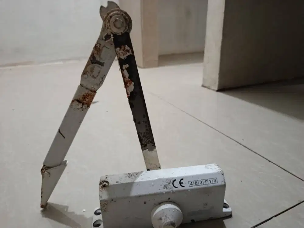 Penutup pintu otomatis