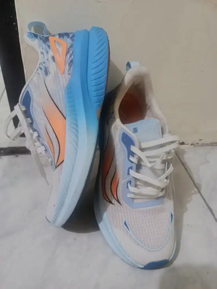 Sepatu running desle ori