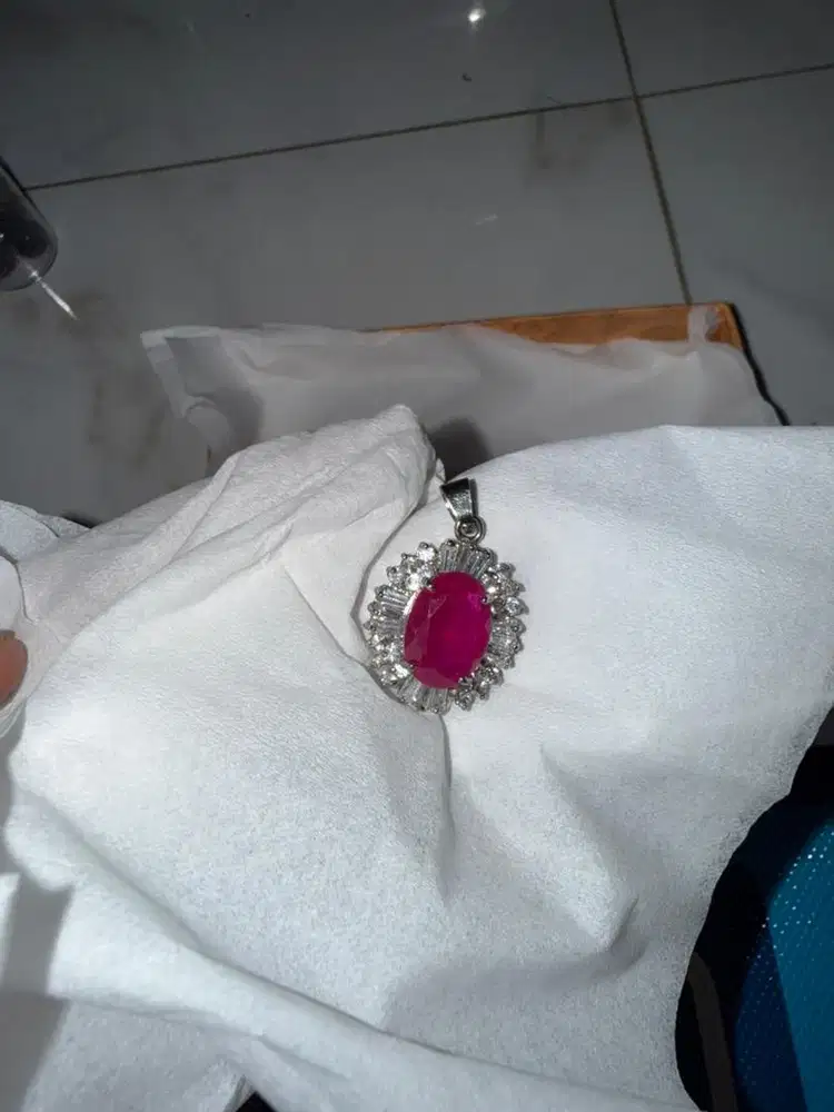 Liontin permata rubi