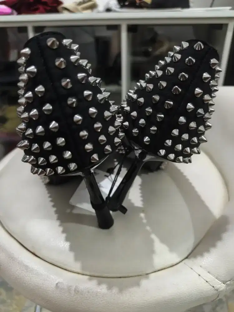 Dijual Zara Sepatu High Heels Hitam Pointed Studs