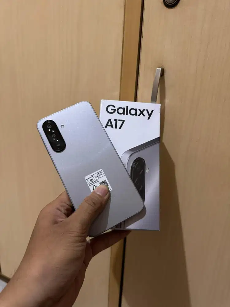samsung A17 Silver like new 256
