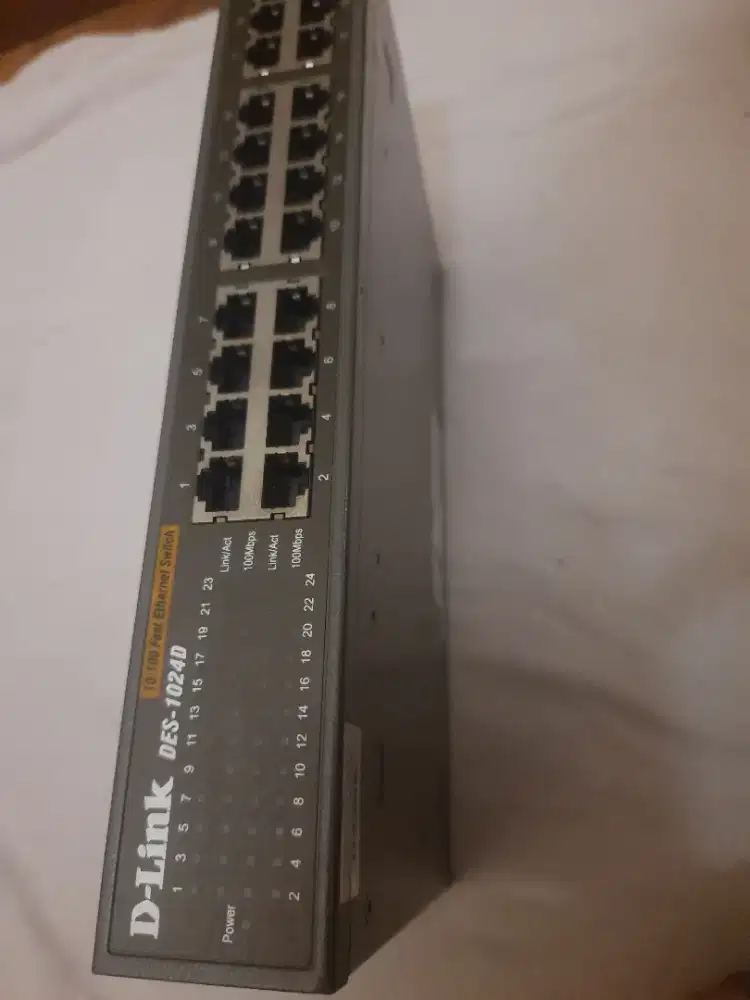 D-LINK DES-1024D Switch Hub