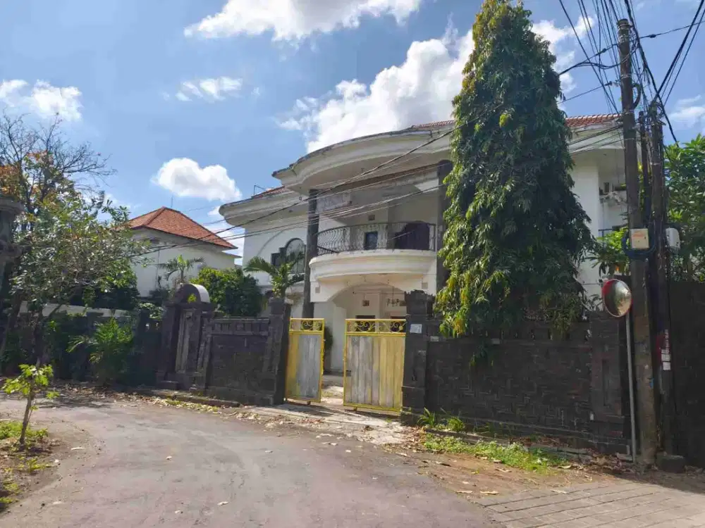 Rumah Besar dengan Kolam Renang di Denpasar Barat
