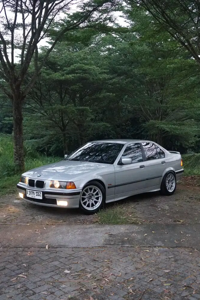 BMW 323i 1997 Bensin