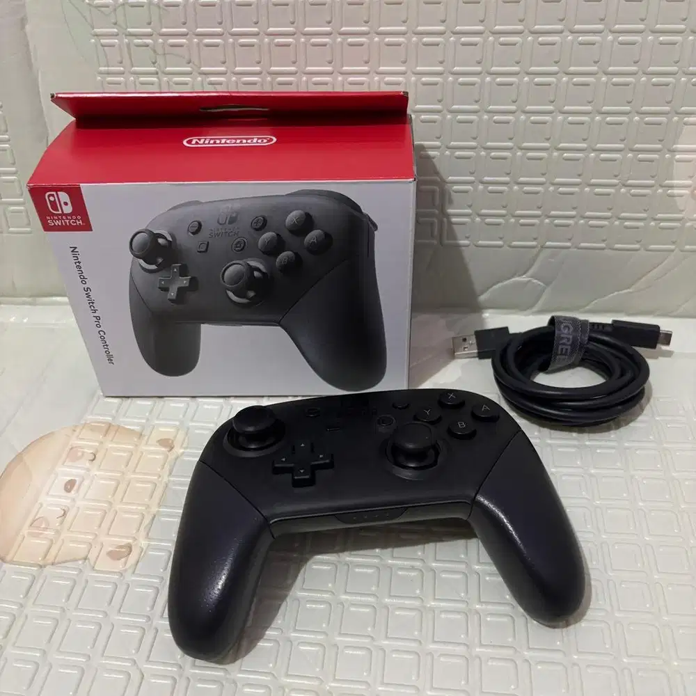 NINTENDO SWITCH PRO CONTROLLER ORIGINAL (like new)